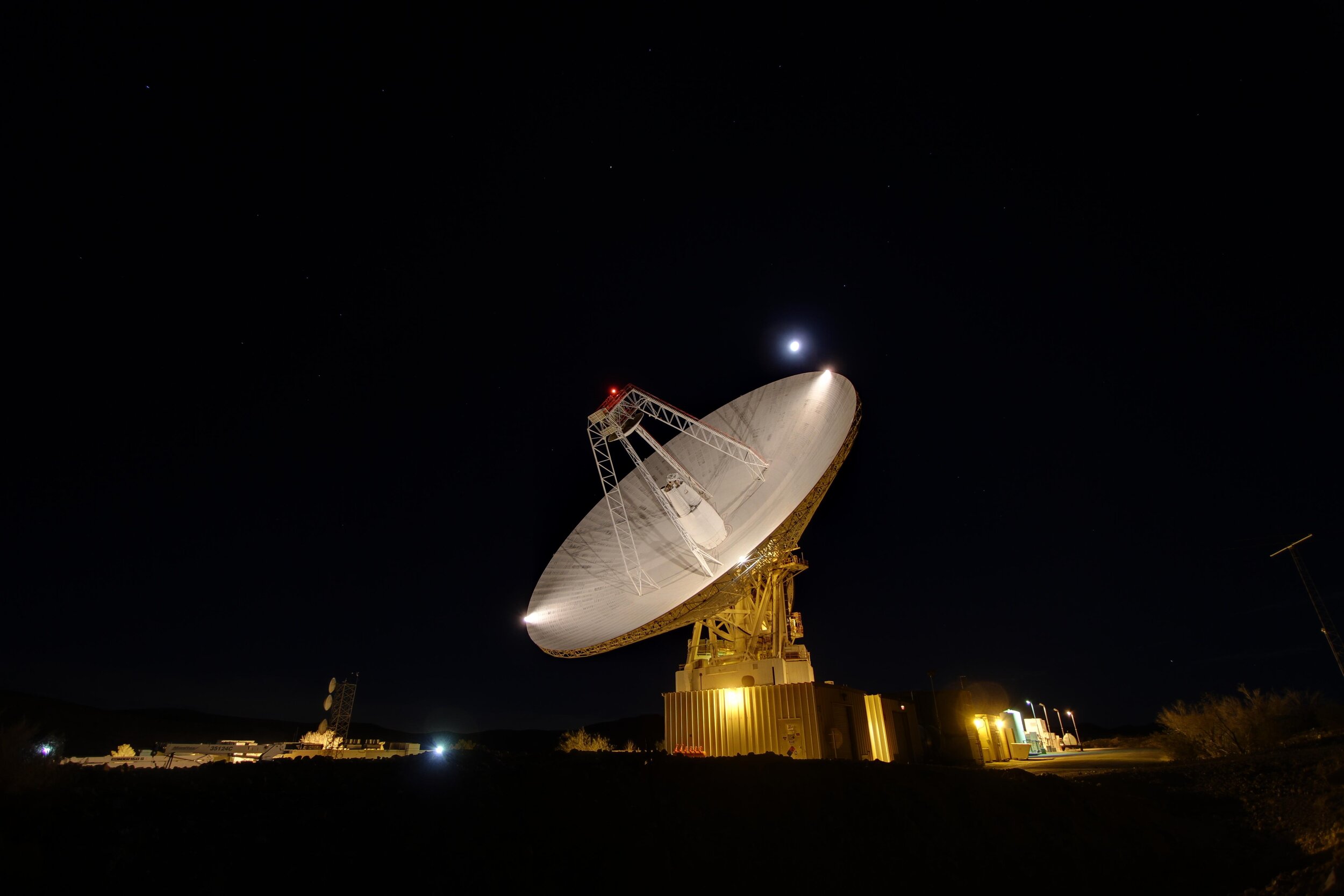 Image of NASA's Goldstone Telescope at night.